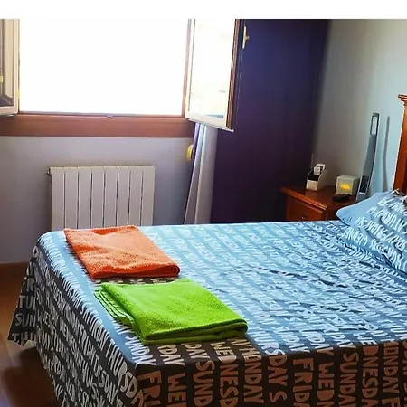 Habitación amplia en piso compartido, cama 1,50,tv Bed and breakfast Zaragoza